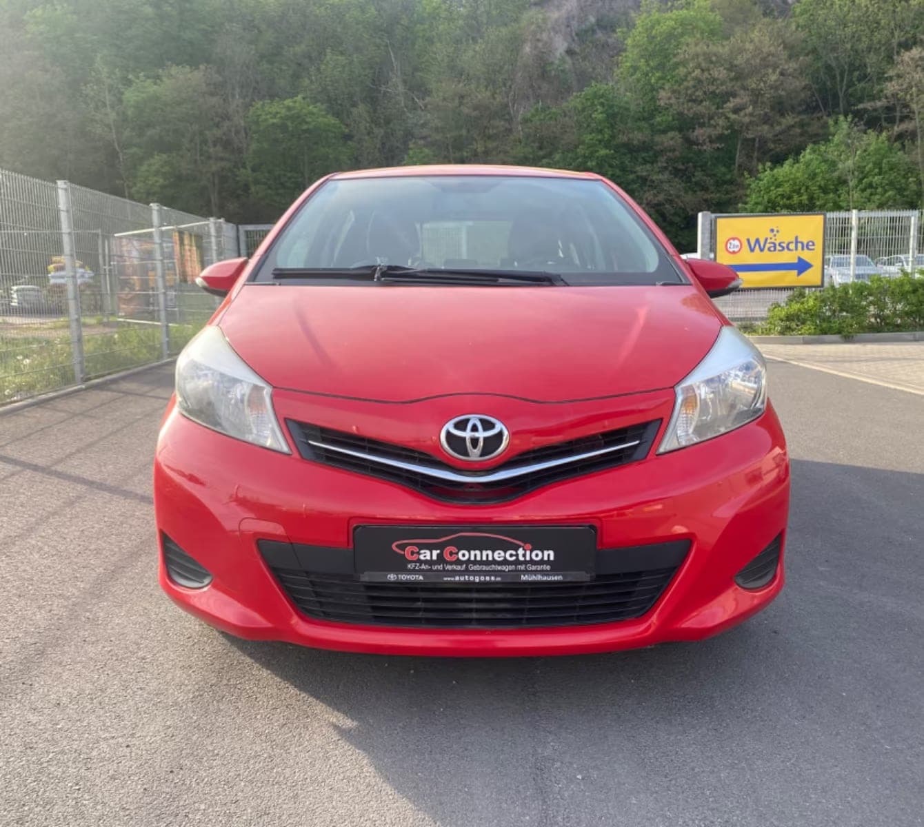 Toyota Yaris 1.0 Dual-VVT-i Cool – Frontansicht
